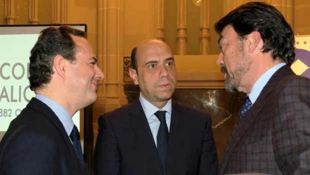 Barcala (derecha) y Echávarri, con el concejal y diputado popular Carlos Castillo.