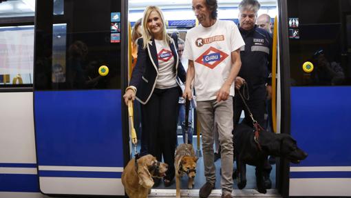 Cristina Cifuentes, ayer en Metro Madrid, con los animales dentro del vagón