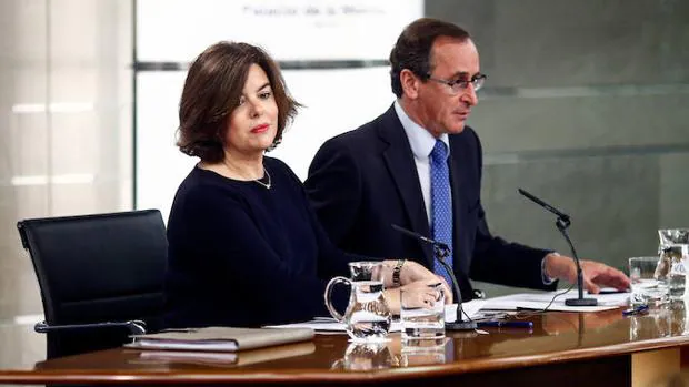 Soraya Sáenz de Santamaría y Alfonso Alonso ante la prensa tras un consejo de ministros