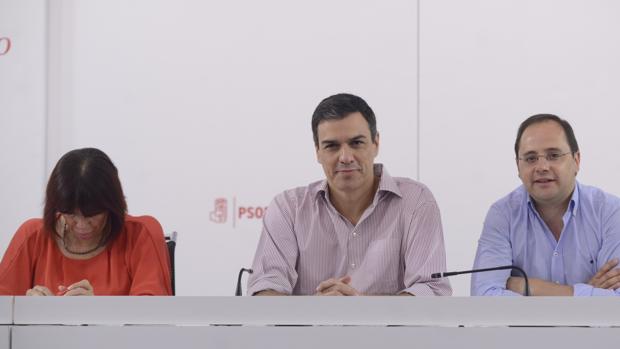 Mikaela Navarro, Pedro Sánchez y César Buena, tras las elecciones del 26-J