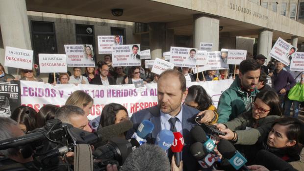 Las víctimas del Alvia, durante una protesta llevada a cabo en los juzgados de Santiago en 2015