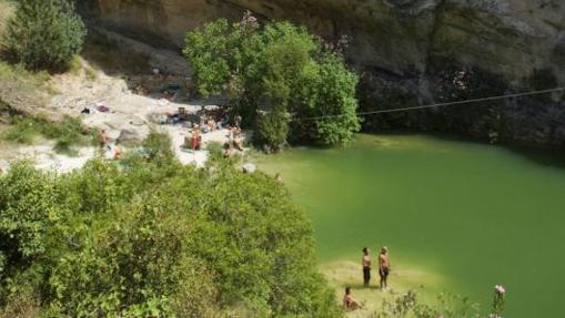 Bañistas en el Barranco de la Encantada.