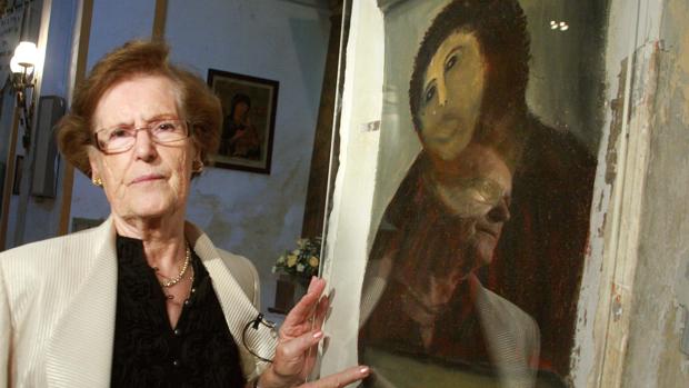 Cecilia Giménez, junto a su fallida restauración convertida en icono de fama internacional