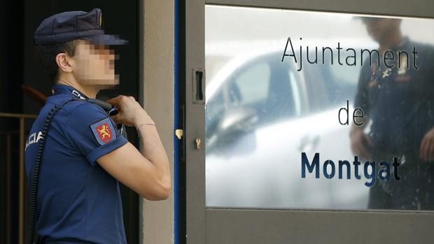 Agentes de la Policía Nacional, en el Ayuntamiento de Montgat