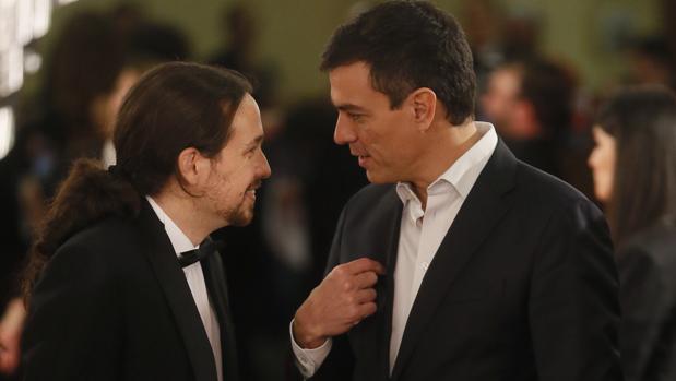Pablo Iglesias, vestido con esmoquin, conversa con Pedro Sánchez en la gala de los premios Goya