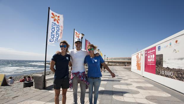 Las campeonas mundiales Iballa y Daida Ruano con Jorge Fernández, en Gran Canaria