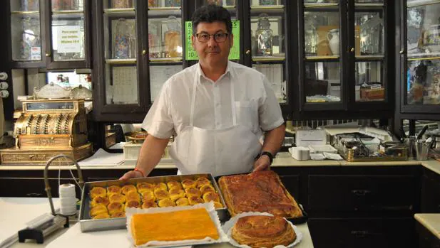 Hojaldres dulces y salados y originales torrijas son los productos más vendidos en esta antigua pastelería