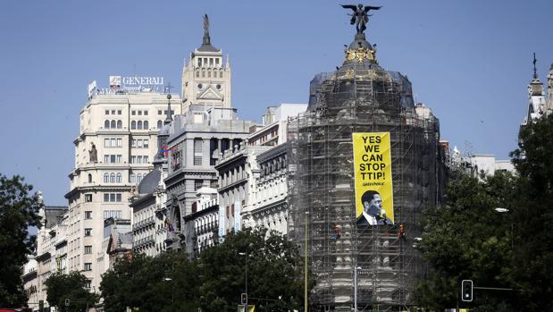 Greenpeace descuelga una pancarta contra el TTIP en Madrid dirigida a Obama