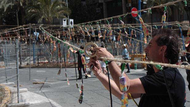 Imagen de los pirocténicos de Europlá durante la preparación de una mascletà en Alicante