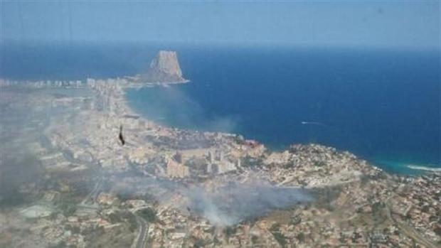 Un incendio forestal en Calpe deja al municipio incomunicado y sin electricidad