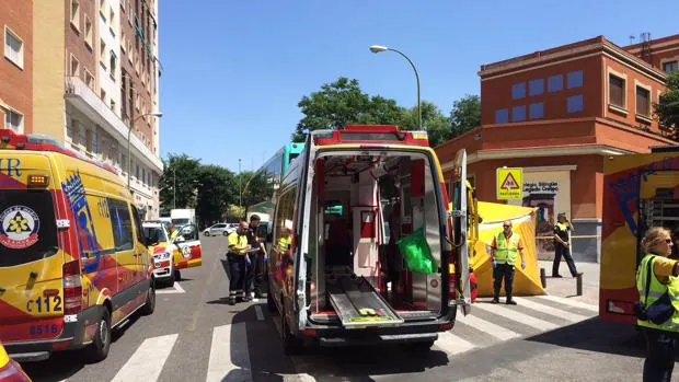 La ambulancia donde ha sido atendido el herido en Arganzuela