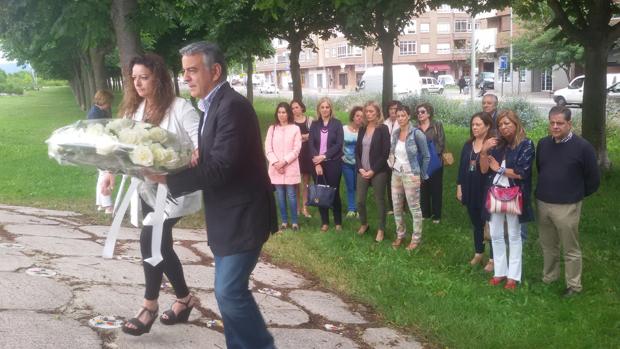 Javier De Andrés, en primer término, durante la ofrenda floral este mediodía en Vitoria