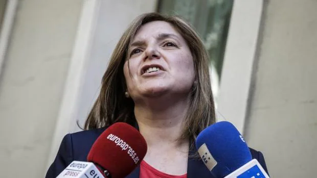 Pilar Cancela atiende a los medios a las puertas de la sede del PSOE en Madrid el pasado sábado