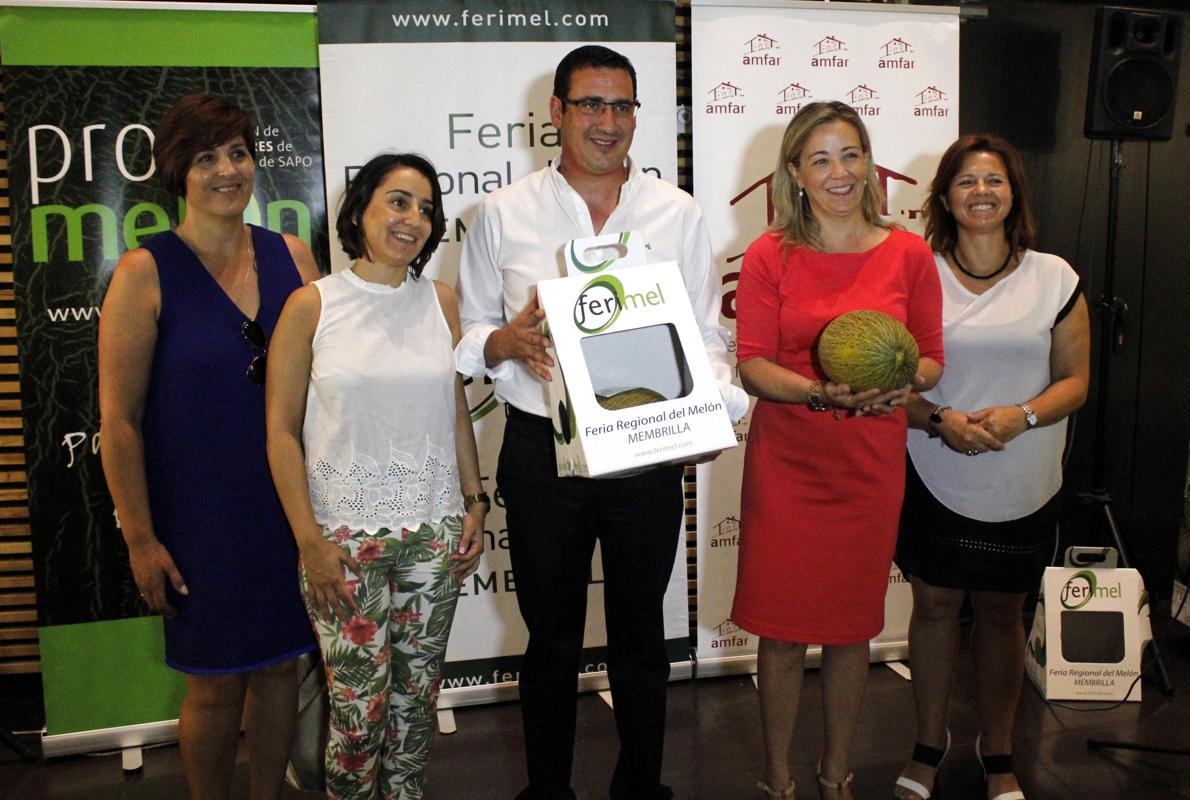 Manuel Borja, junto a Lola Merino (de rojo), en el acto de presentación