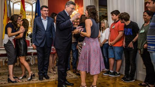 Imagen de Puig con los familiares de las víctimas