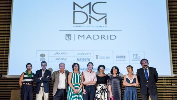 De izquierda a derecha, Blanca Zurita, co-fundadora de MFSHOW; Eduardo Vega-Penichet, director general de Acotex; Jaime de la Figuera, director de los Salones de Moda y Estilo de Vida de IFEMA; Concepción Díaz de Villegas, directora General de Comercio y Emprendimiento; Marta Higueras, primera teniente de Alcalde del Ayuntamiento de Madrid; Concha Hernández, directora de Conde Duque; Helena López de Hierro, directora del Museo del Traje; la diseñadora Helena Rohner, miembro de la junta directiva de ACME, y Ángel Asensio, director de ASECOM