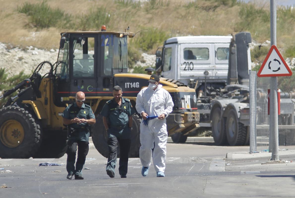 Agentes de la Guardia Civil, en el dispositivo de búsqueda desplegado en la planta de residuos de Zaragoza