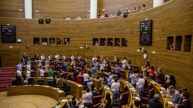 Las Cortes Valencianas aprueban el dictamen del metro que apunta a trece responsables del accidente