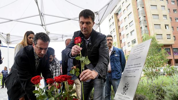 Paul Yarza, de Bildu, deposita una rosa durante el homenaje