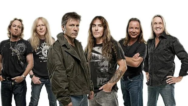 Los seis miembros de la banda de heavy metal Iron Maiden