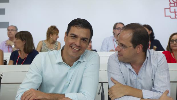 Pedro Sánchez junto a César Luena en el Comité Federal del PSOE celebrado en Ferraz