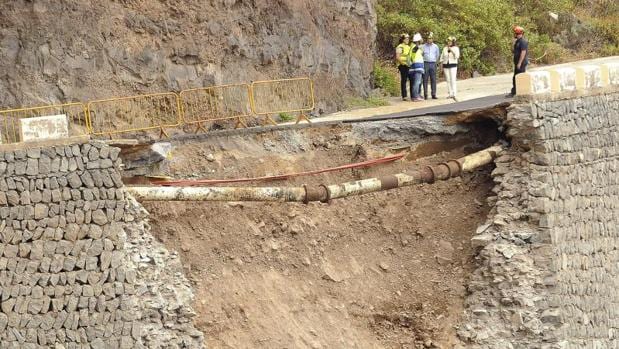 Un socavón de ocho metros obliga a Tenerife a pedir ayuda al Ejército