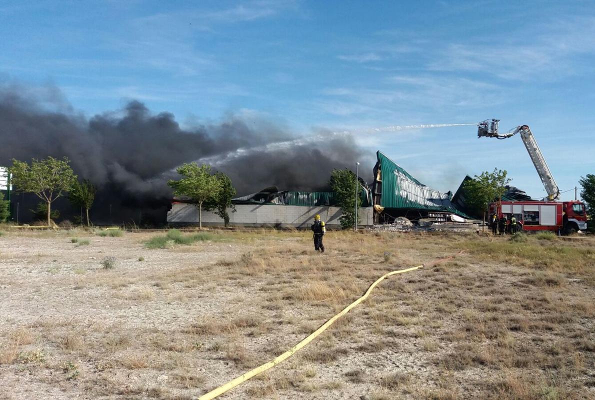 El fuego se ha extendido con rapidez y ha arrasado las instalaciones de esta factoría