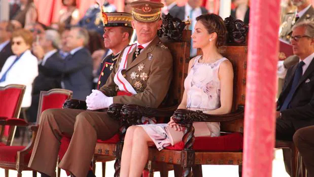Los Reyes, durante el solemne acto de entrega de despachos en la Academia General Militar