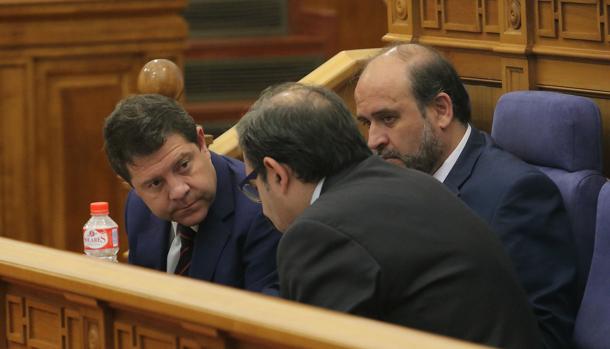 El consejero de Sanidad , Jesús Fernández, conversa con el presidente de Castilla-La Mancha, Emiliano García-Page, y el vicepresidente, José Luis Martínez, durante el pleno en las Cortes