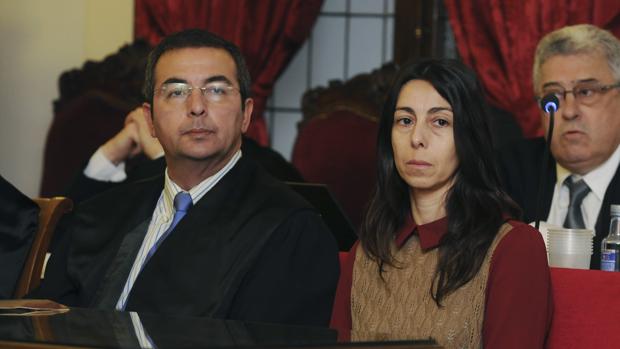 El abogado de la agente y Raquel Gago durante la lectura de la sentencia