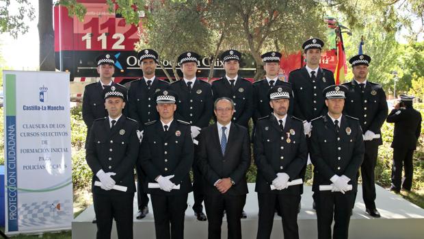 El consejero de Hacienda, Juan Alfonso Ruiz Molina, con los nuevos policías locales