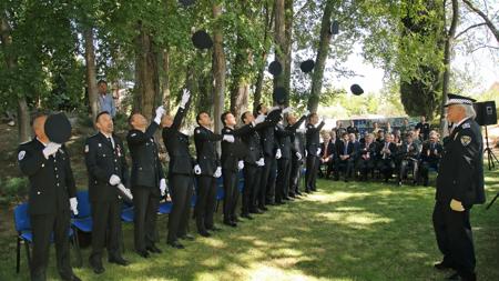 Gorras al aire tras recibir sus diplomas acreditativos