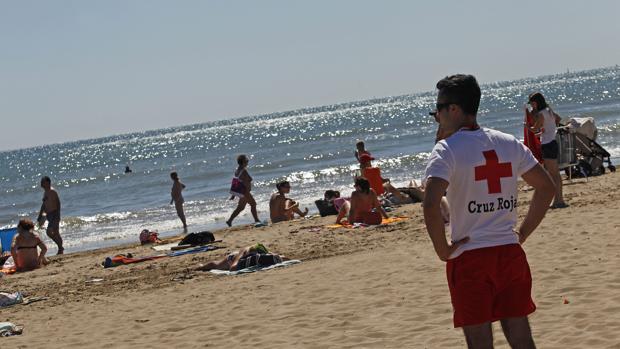 Un socorrista vigila una playa en una imagen de archivo