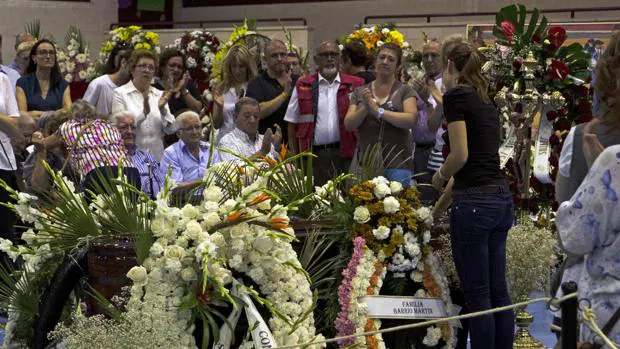 Momento en el que Raquel Sanz le da el último adiós al torero fallecido, Víctor Barrio