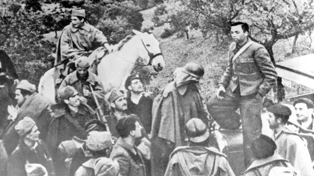 Miguel Hernández, en Valencia durante la guerra civil, en una imagen del archivo de ABC