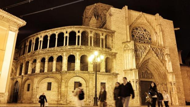 Vista nocturna de la catedral de Valencia