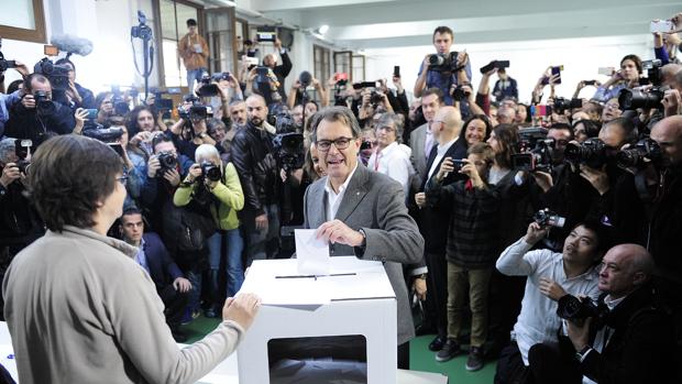 Artur Mas, en el momento de votar en la consulta del 9 de noviembre de 2014
