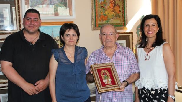 Momento de la entrega de la donación de las imágenes de la Virgen del Sagrario