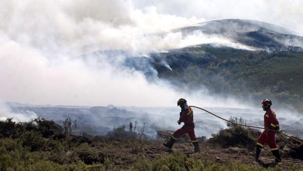 Imagen de archivo de un incendio forestal en Lobios, Orense