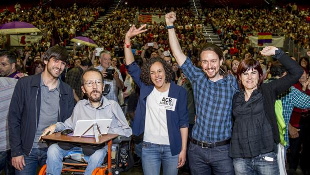 El lider de Podemos, Pablo Iglesias (d), junto al secretario de Organización, Pablo Echenique (2i) Eduardo Maura (i), la diputada en el Congreso por Guipúzcoa, Nagua Alba (c) y la senadora por Vizcaya, Miren Gorrotxategi (d)