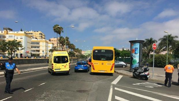 Agentes de la Policía Local capital grancanaria señalizan la zona del accidente en Las Rehoyas