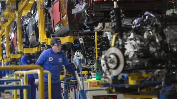 Un empleado trabaja en la factoría de Ford en Almussafes