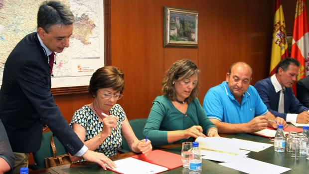 La consejera de Agricultura y Ganadería, en el centro, firma las ayudas con los gupos locales de Palencia