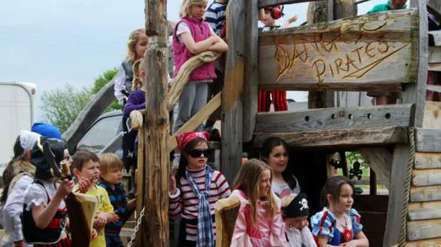 Un grupo de niños disfruta del Barco Pirata instalado en Rivas