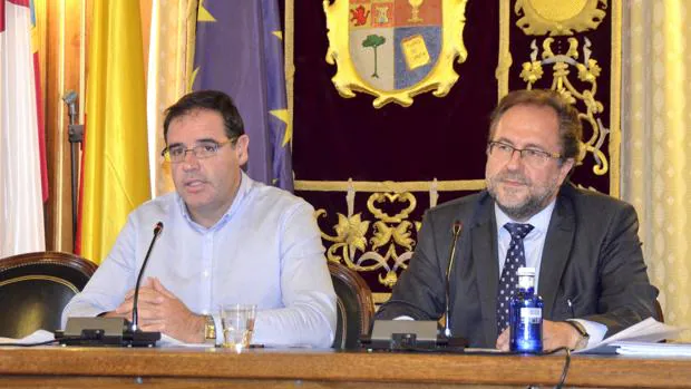 El presidente de la Diputación, Benjamín Prieto, y el vicepresidente, Julián Huete, durante el balance realizado