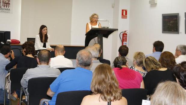 La consellera de Sanidad, Carmen Montón, durante su «diálogo» con los ciudadanos