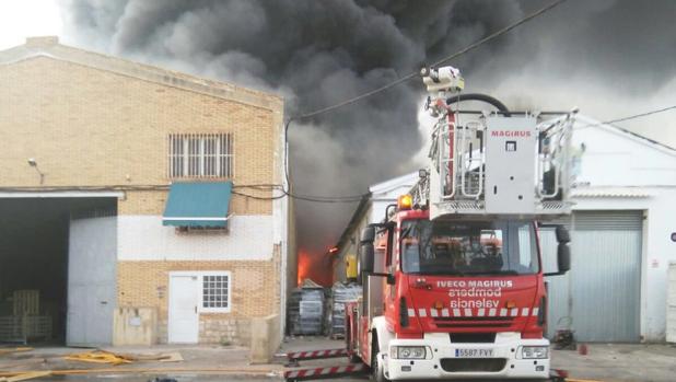 Imagen del aspecto de la fábrica donde ha comenzado el fuego, tras extinguirlo los bomberos