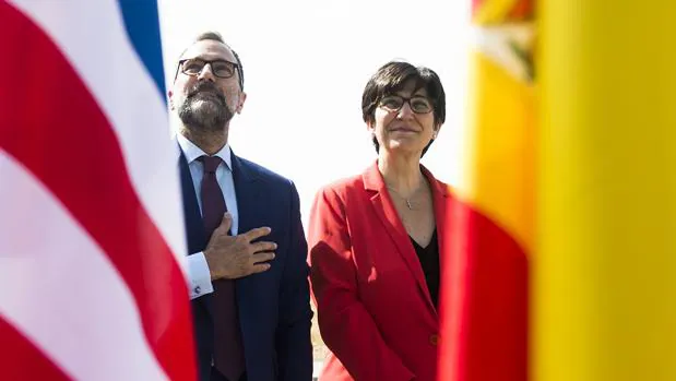 La alcaldesa de Pozuelo, Susana Pérez Quislant, junto al embajador de EEUU en España, James Costos