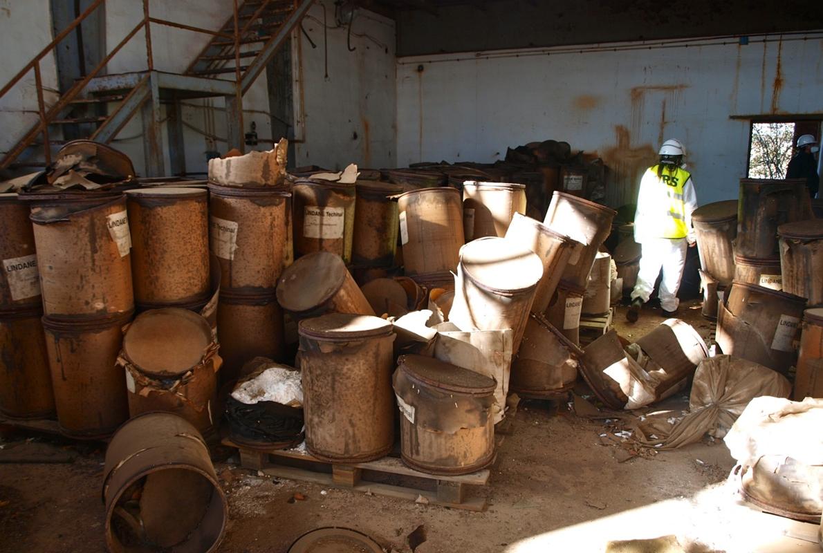 Restos abandonados en la vieja fábrica de Inquinosa, origen de este gran foco tóxico