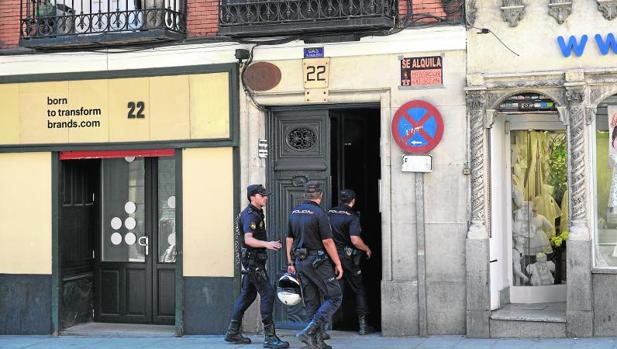 Agentes de la Policía Nacional, ayer, en el inmueble del número 22 de la calle Concepción Jerónima